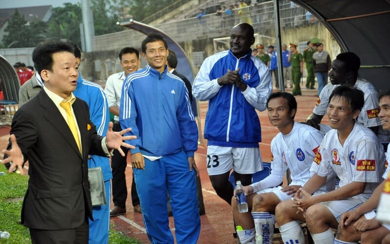 Who Can Be a Football Club Patron? Roles, Authority, and Influence